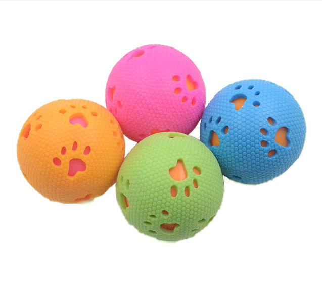 pequeña bola de goma para los perros