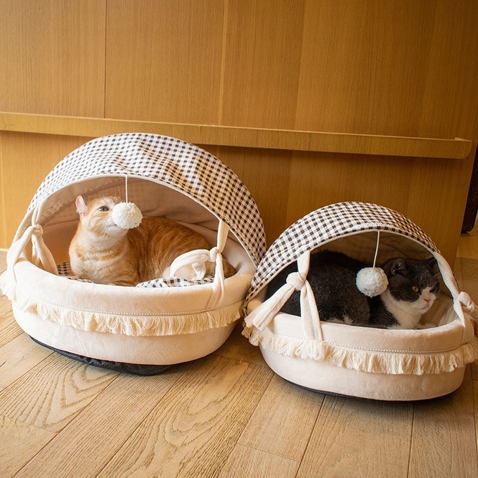 pequeña cama aumentada del perro