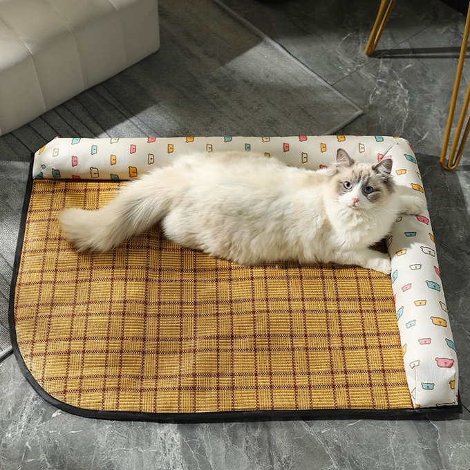 cama del perro con los lados del collarín