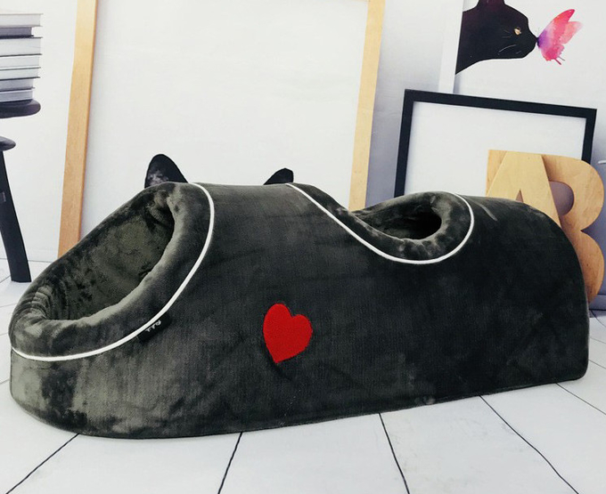cama del gato con el túnel
