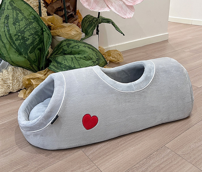 cama del gato con el túnel