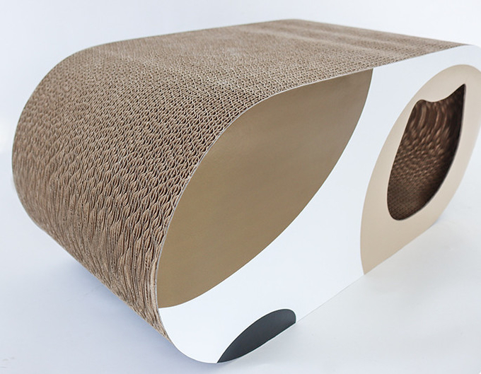 cama del gato de la caja de cartón
